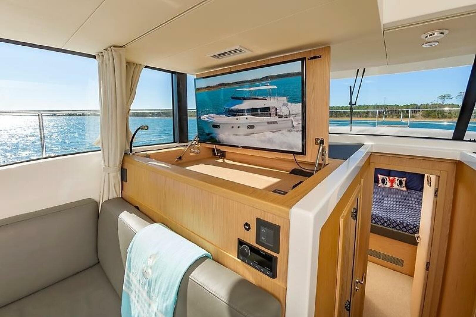 2022 Beneteau Swift Trawler — photo 30