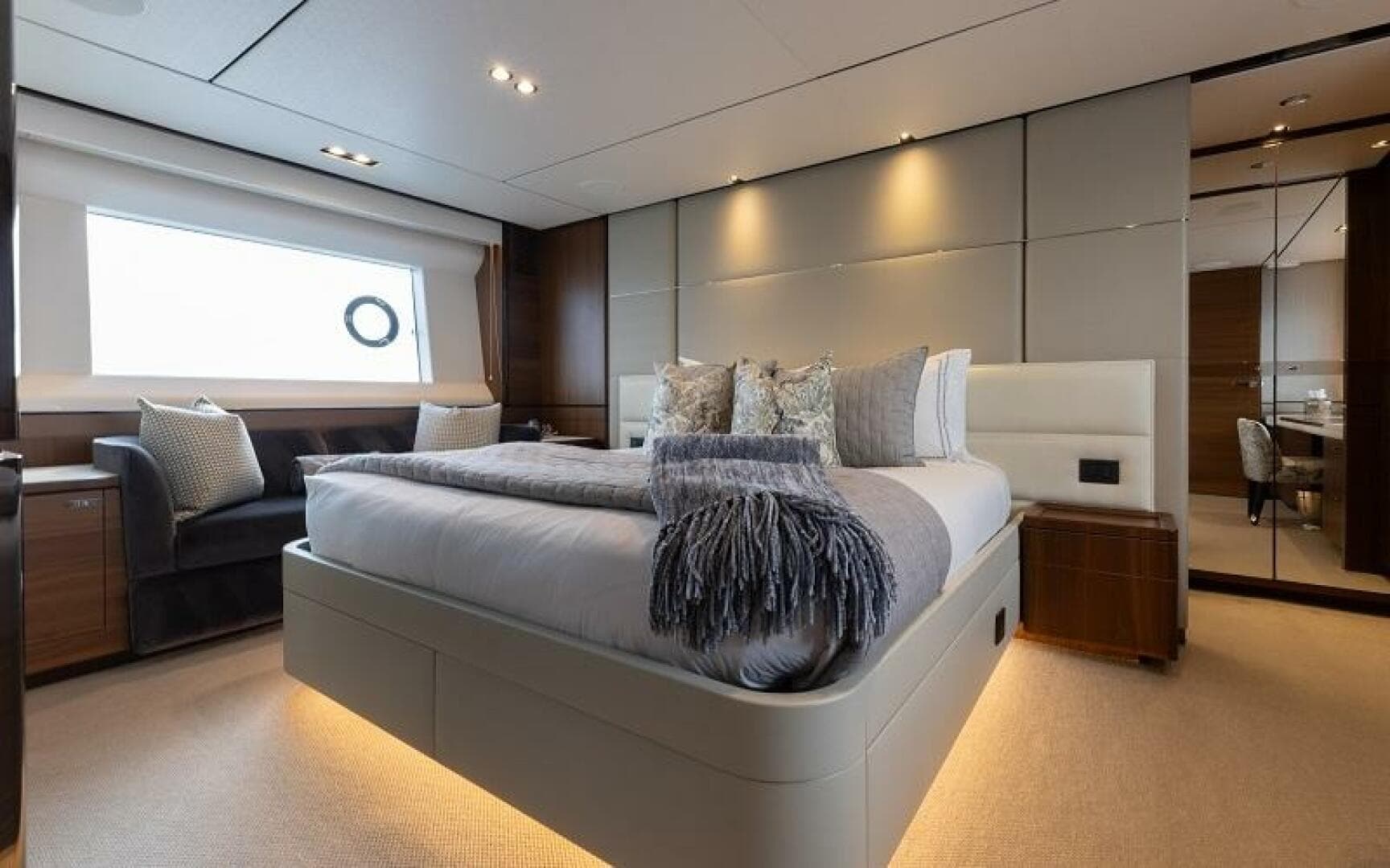 2017 Princess 75 — photo 9