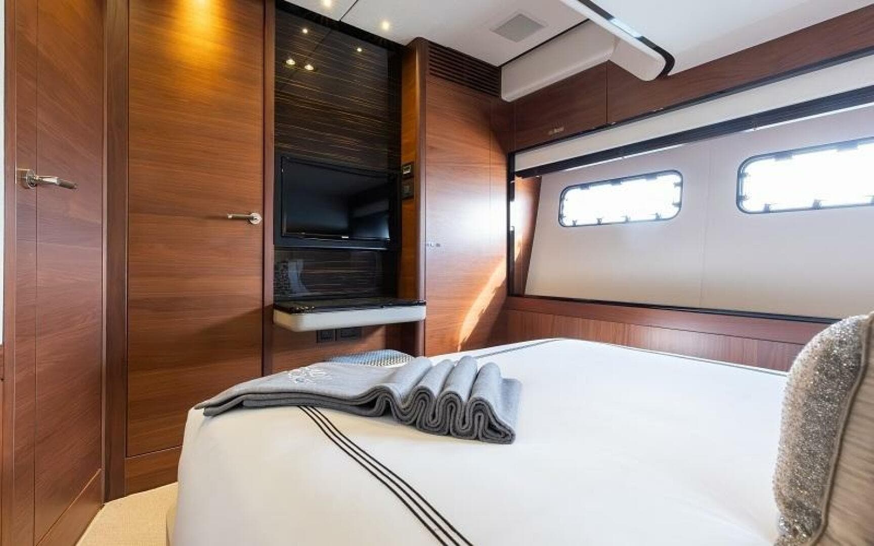 2017 Princess 75 — photo 16