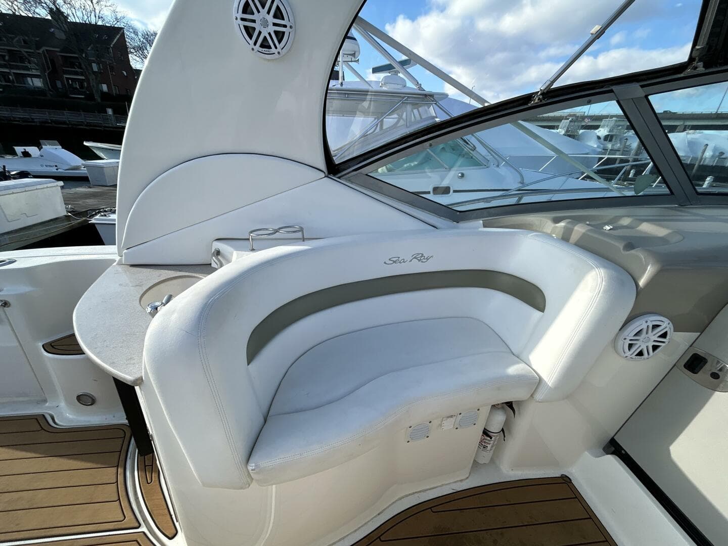 2006 Sea Ray 320 Sundancer — photo 6