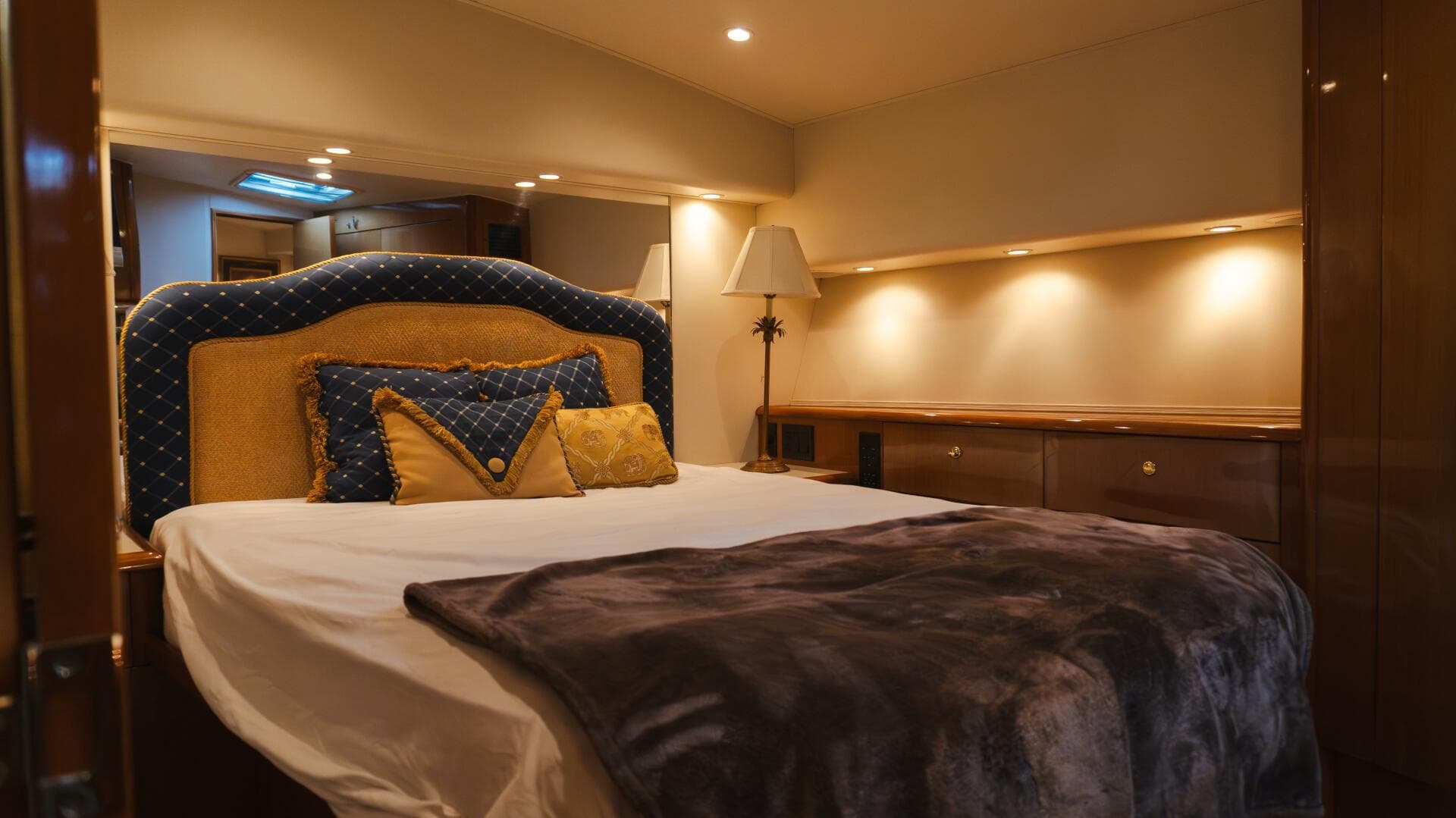 2000 Viking 55 Convertible — photo 12