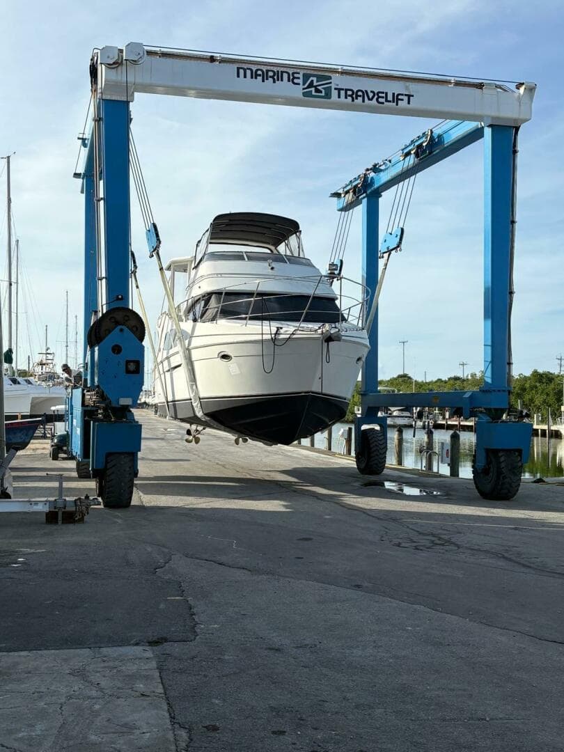 2005 Carver 41 Cmy Cockpit — photo 8