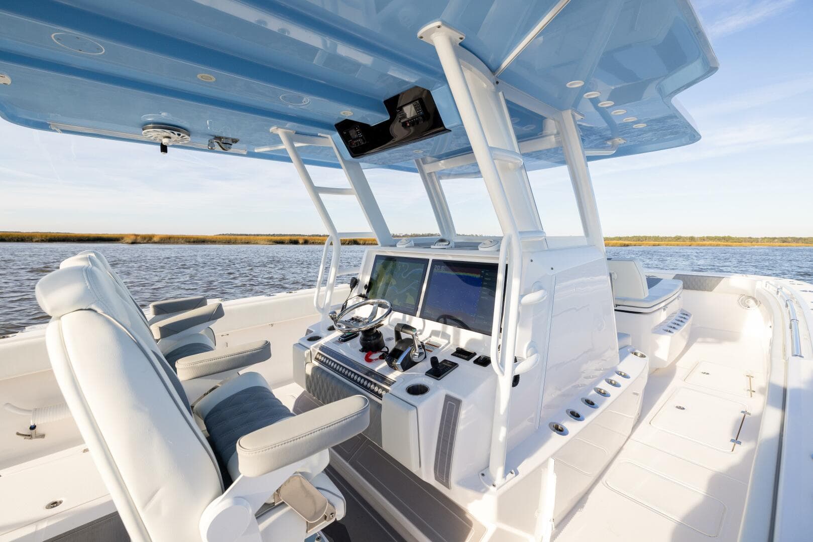 2024 Invincible 40 Cat — photo 33