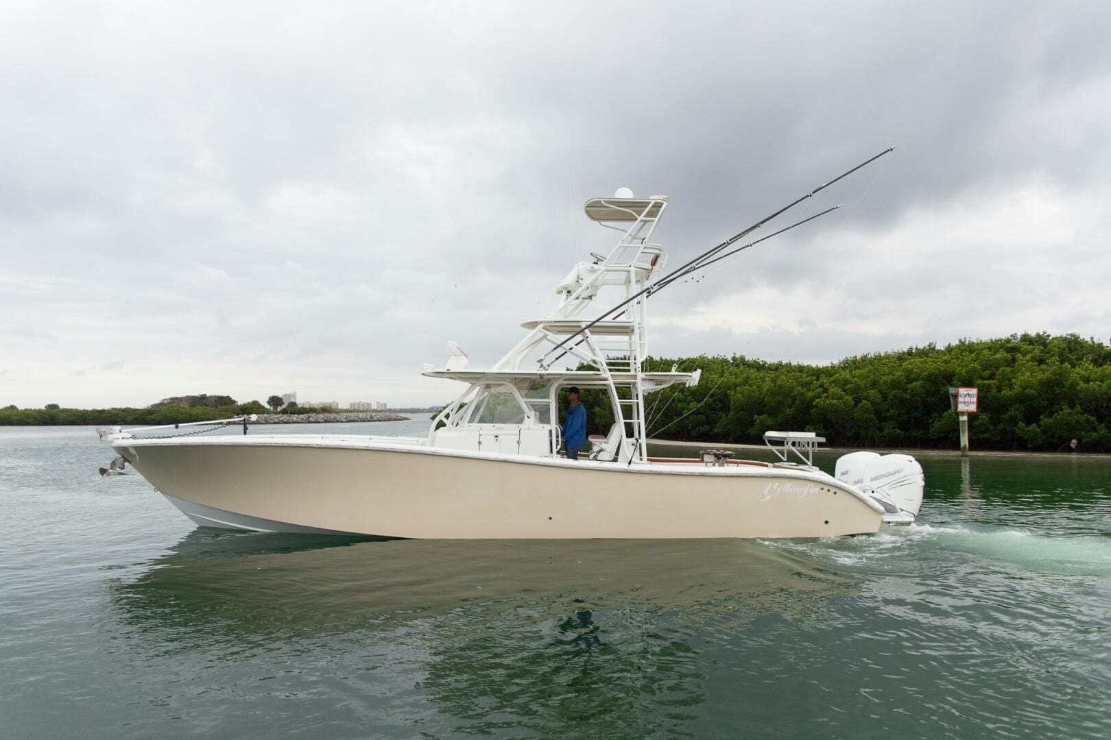 2015 Yellowfin 42 Offshore — photo 2