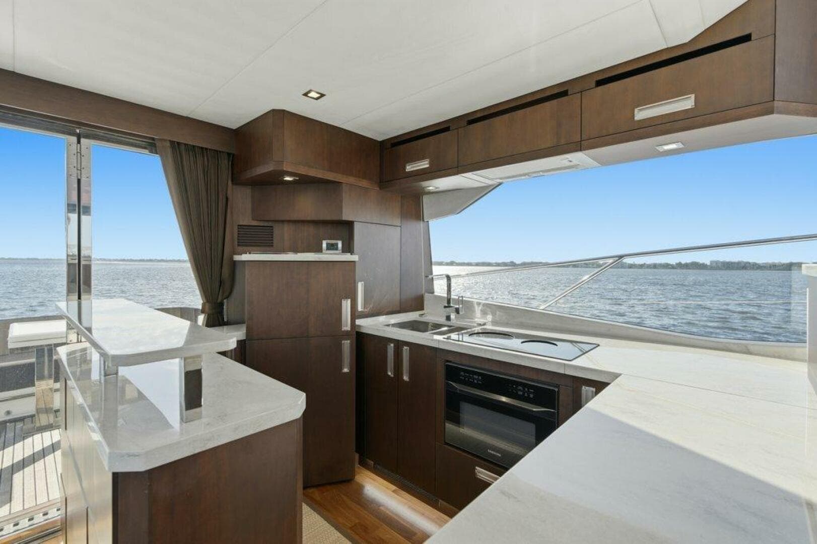 2017 Galeon 560 Sky — photo 17