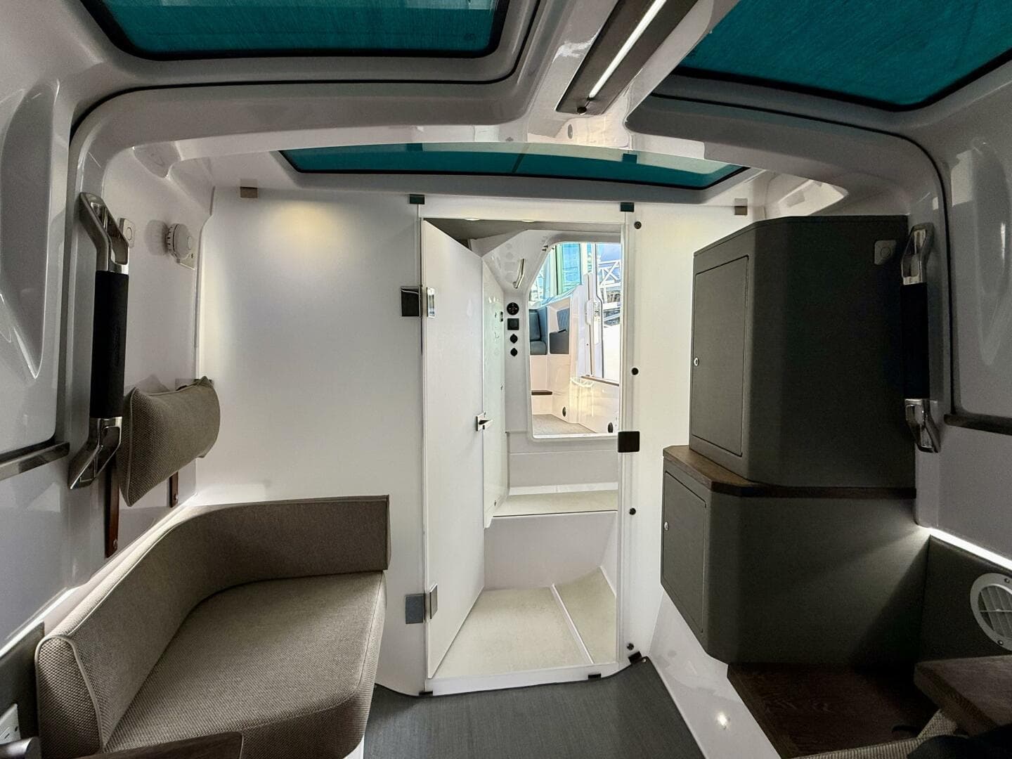 2023 Axopar 37 Cross Cabin — photo 33