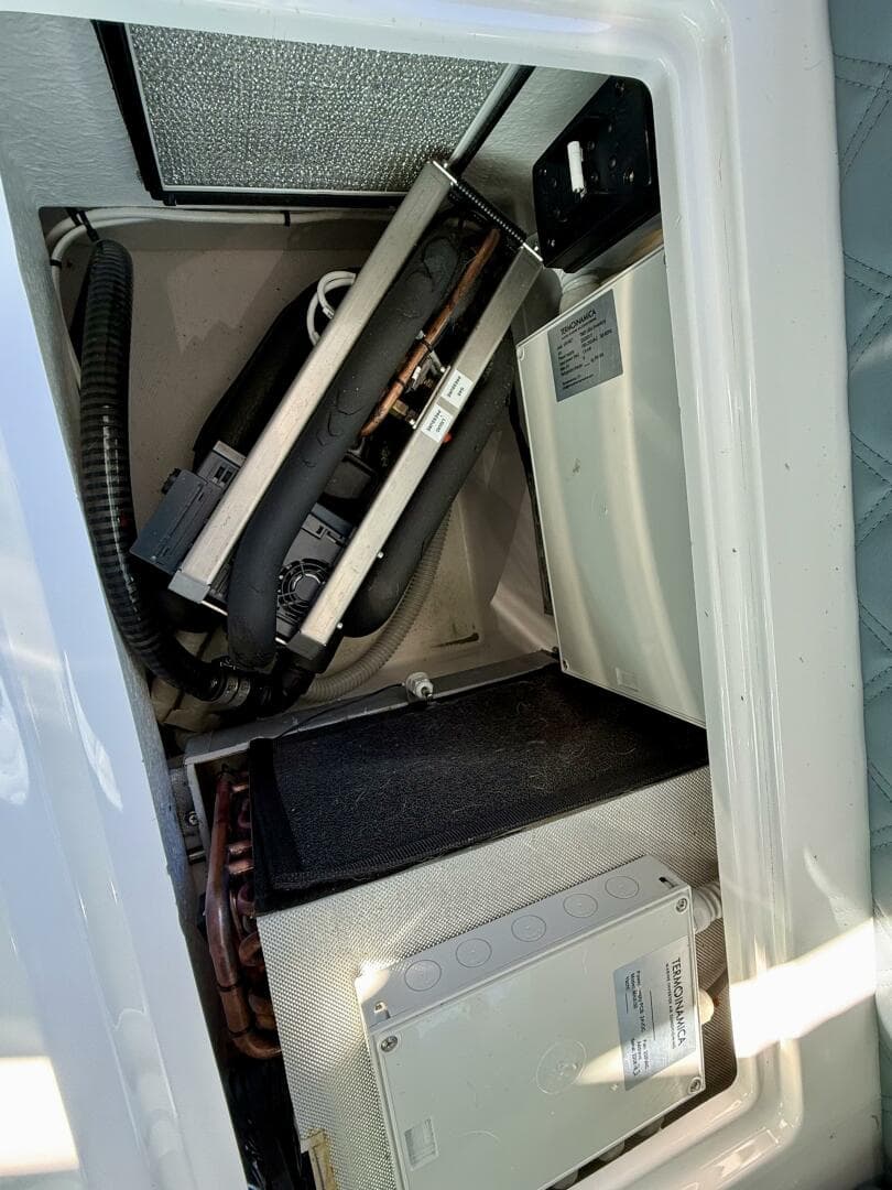 2023 Axopar 37 Cross Cabin — photo 36