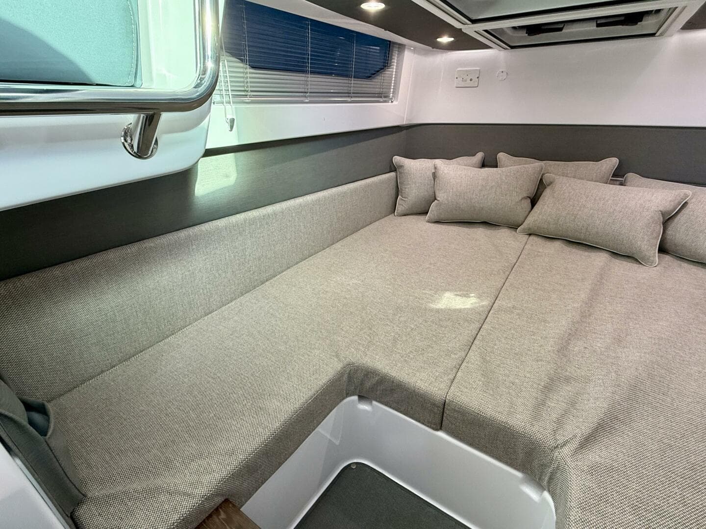 2023 Axopar 37 Cross Cabin — photo 38