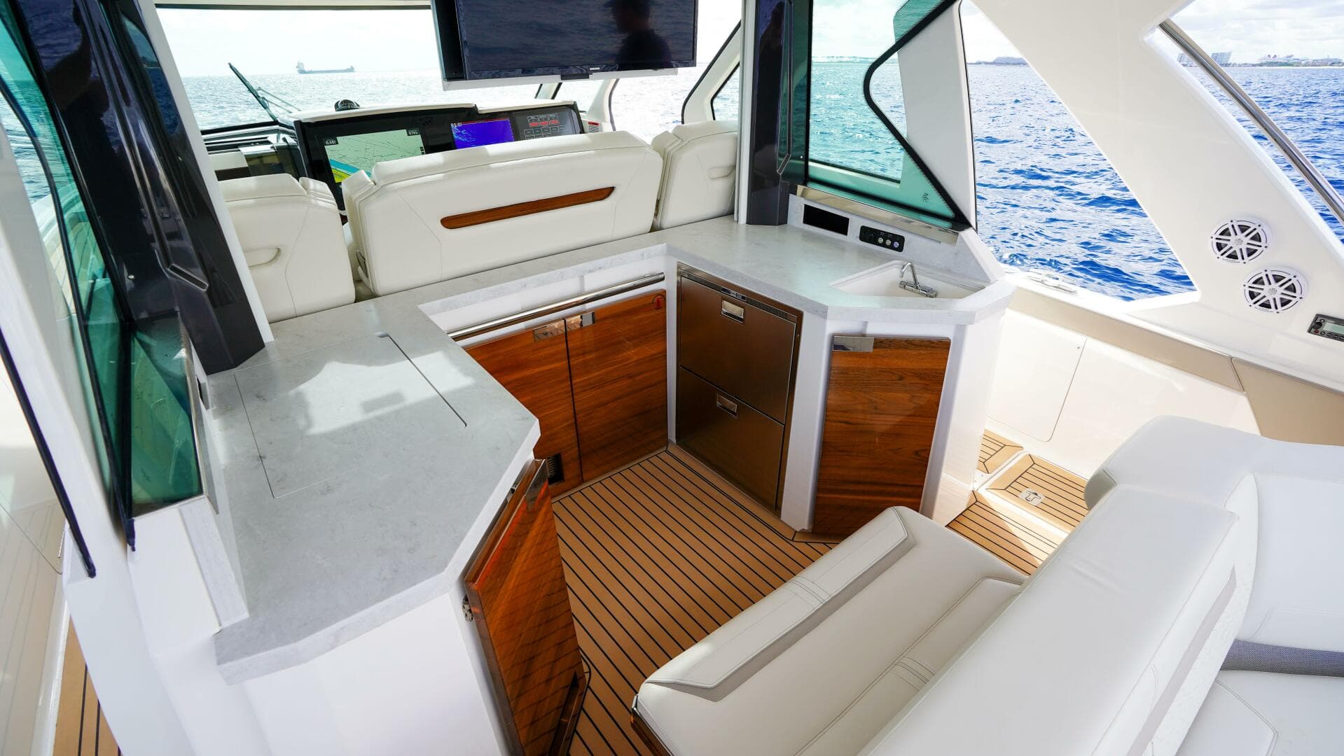 2024 Tiara Yachts 48 LS — photo 33