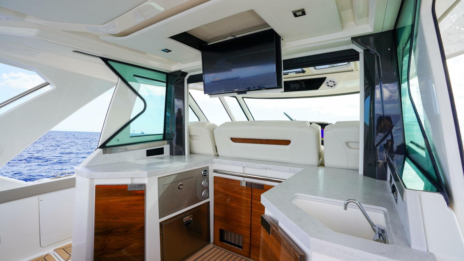 2024 Tiara Yachts 48 LS — photo 28