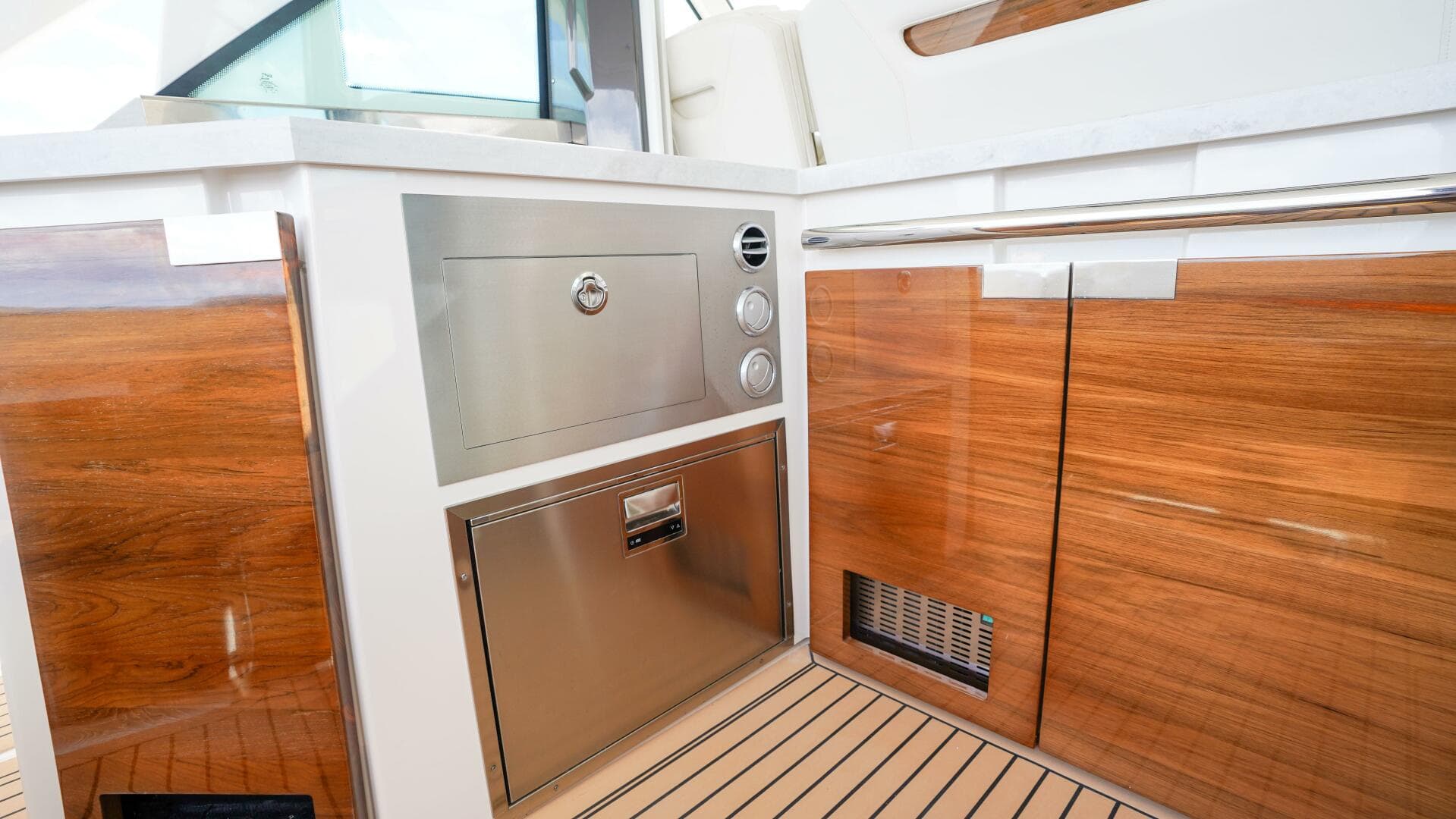 2024 Tiara Yachts 48 LS — photo 30