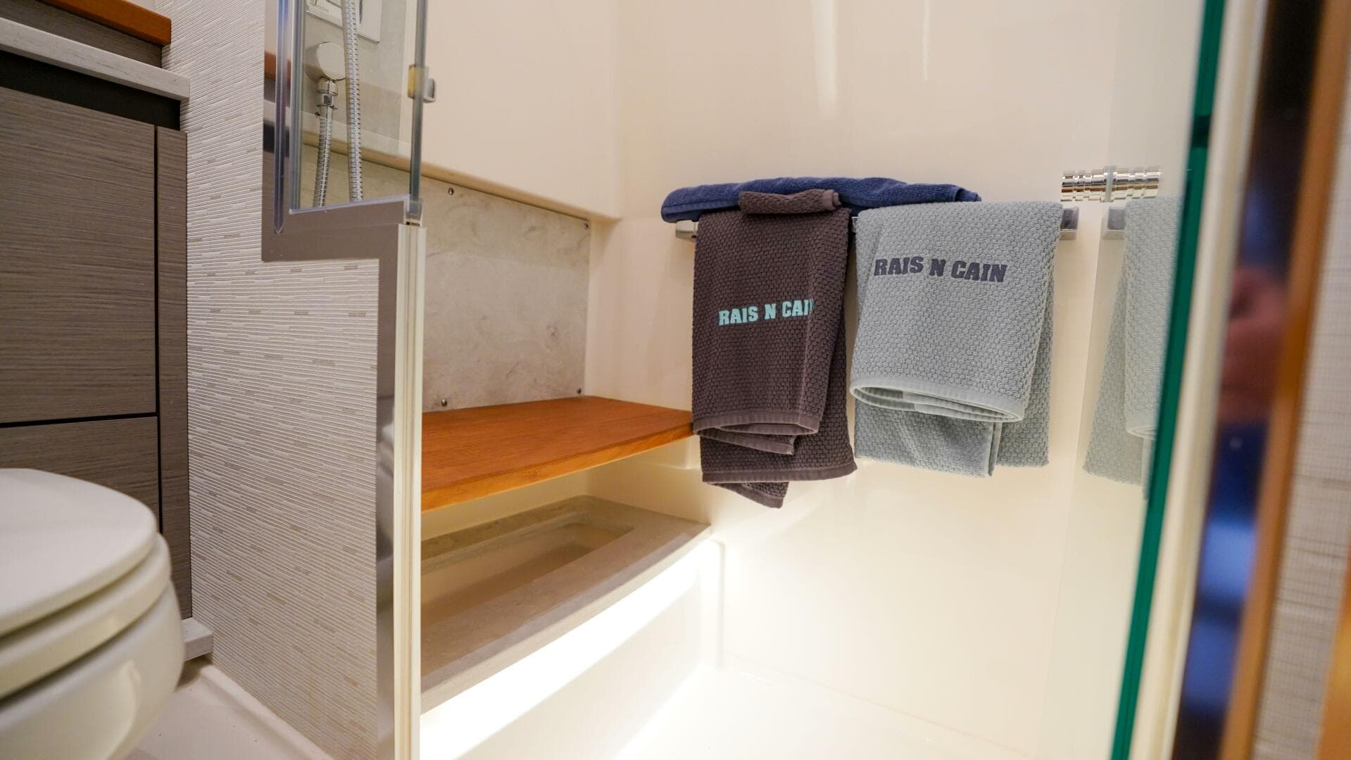 2024 Tiara Yachts 48 LS — photo 40