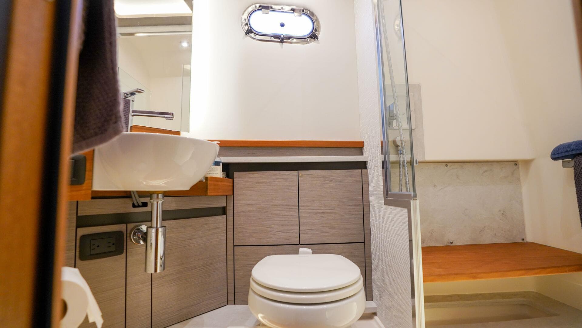 2024 Tiara Yachts 48 LS — photo 37