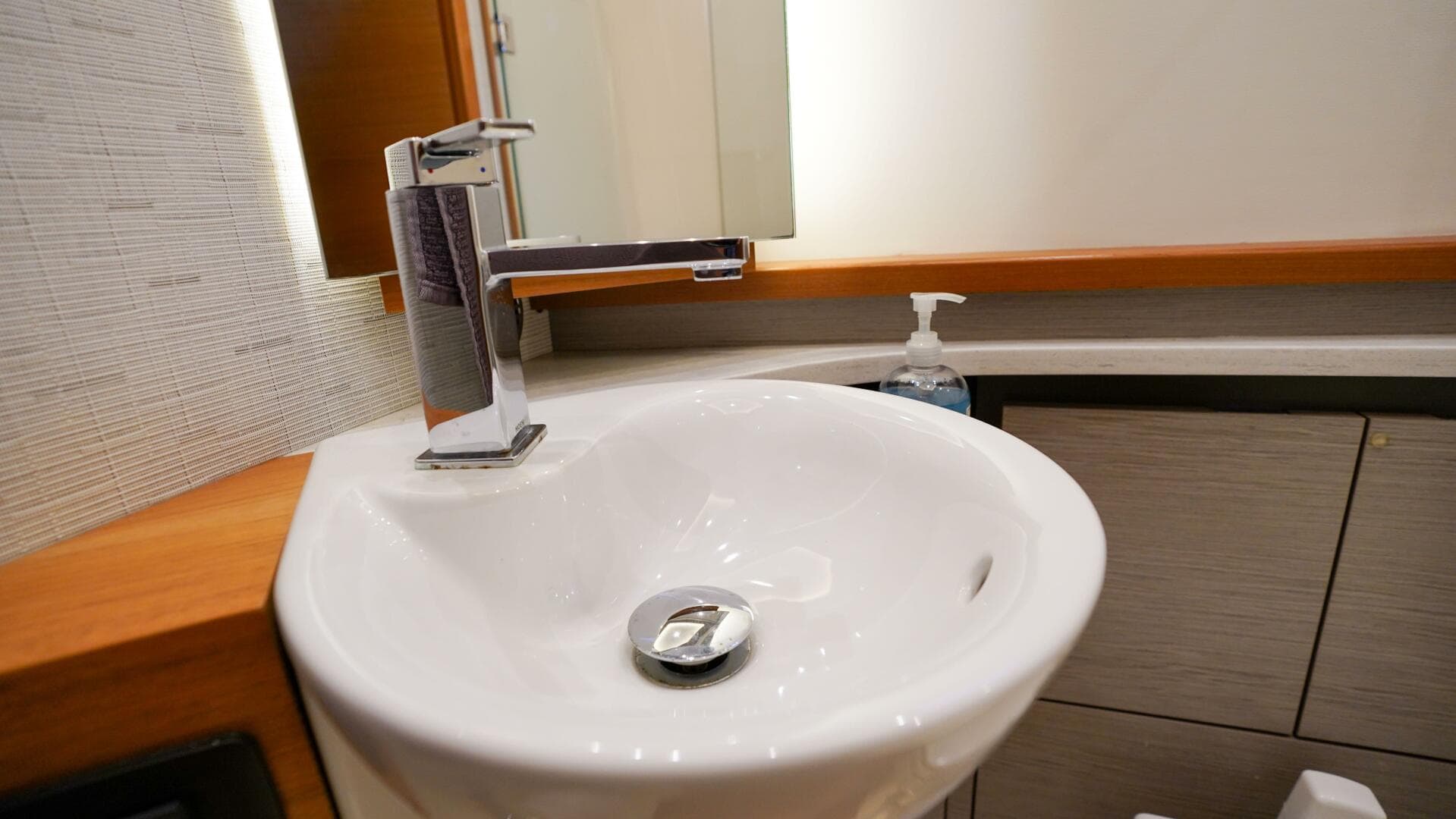 2024 Tiara Yachts 48 LS — photo 39