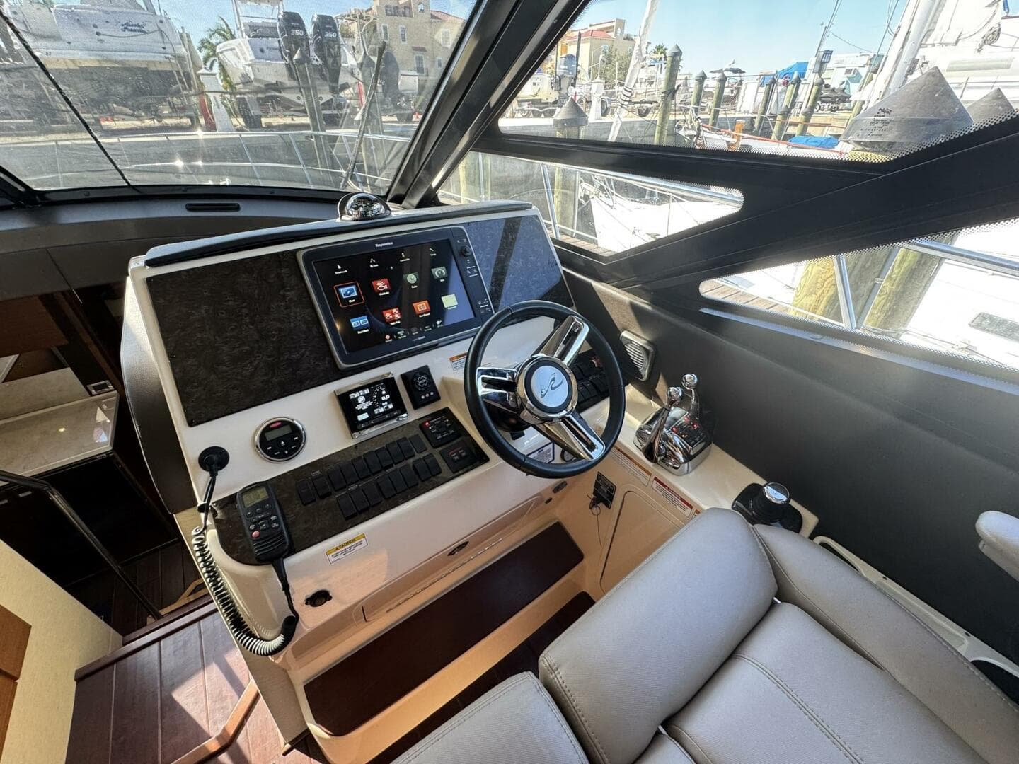 2016 Sea Ray 470 Sundancer — photo 2