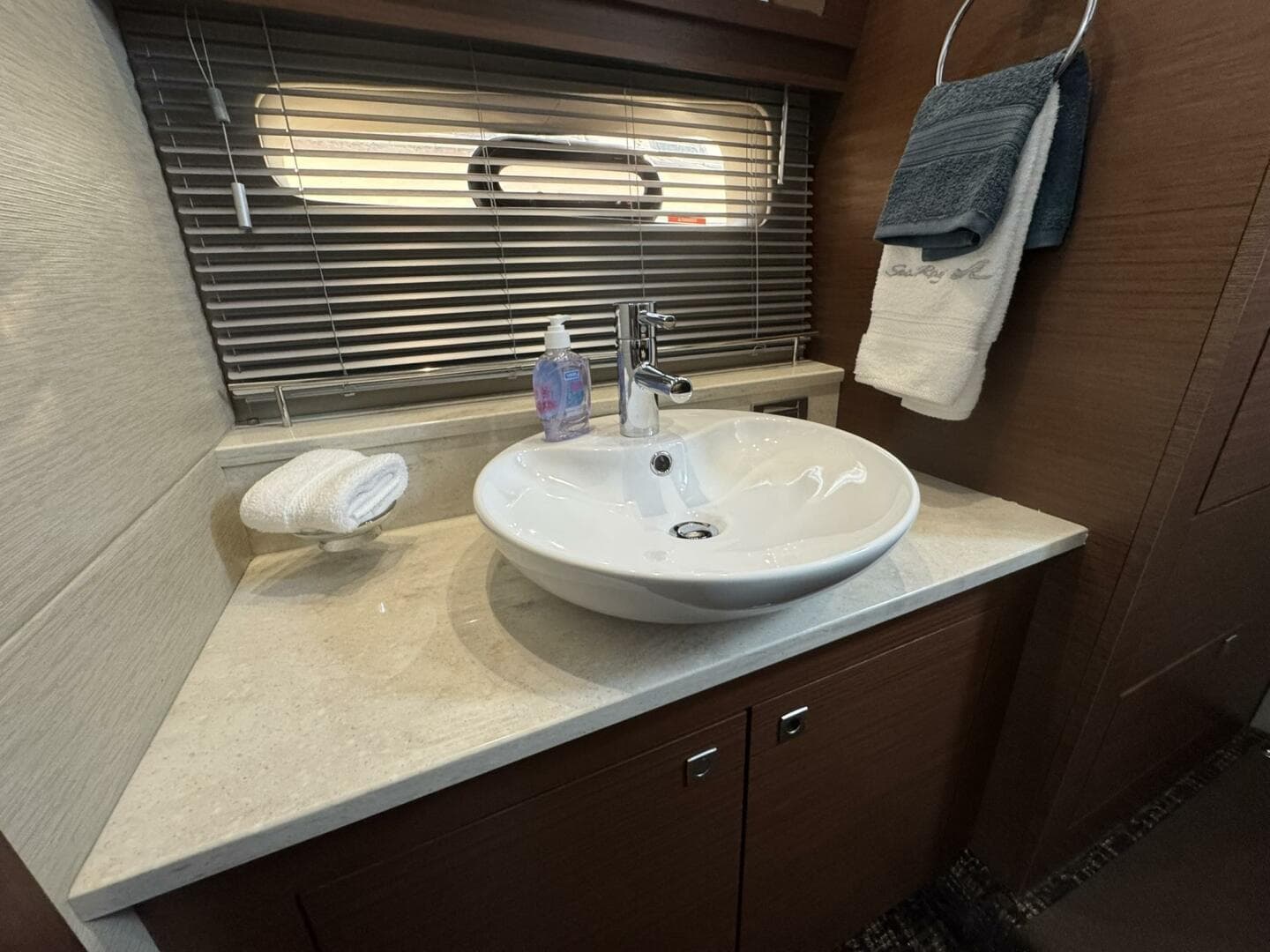 2016 Sea Ray 470 Sundancer — photo 22