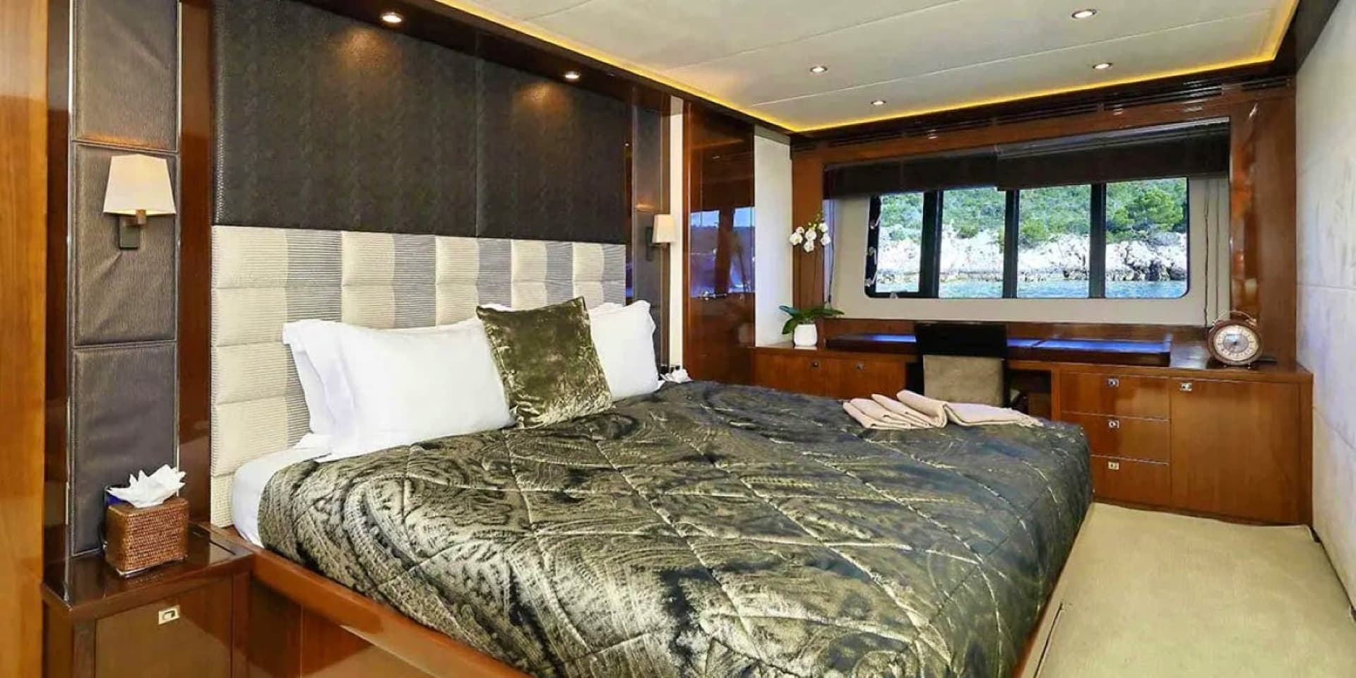 2011 Princess Yachts Princess V85 — photo 8
