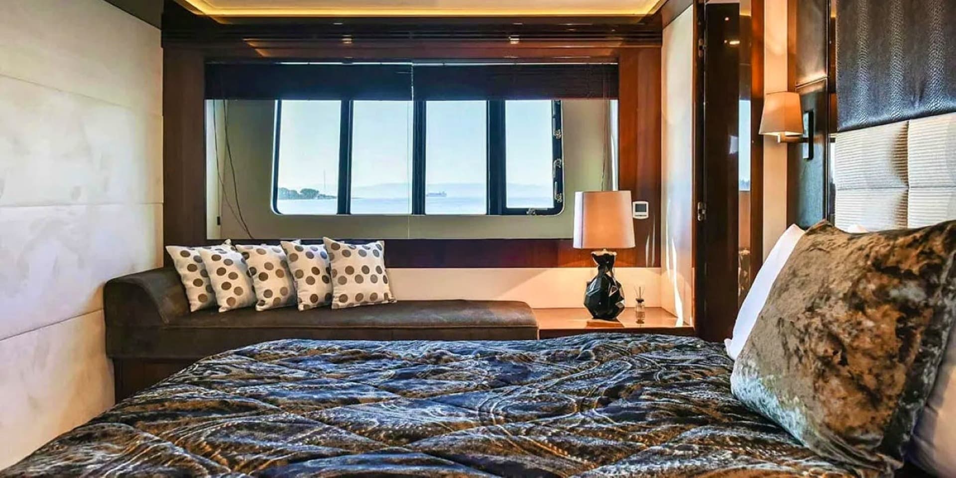 2011 Princess Yachts Princess V85 — photo 9