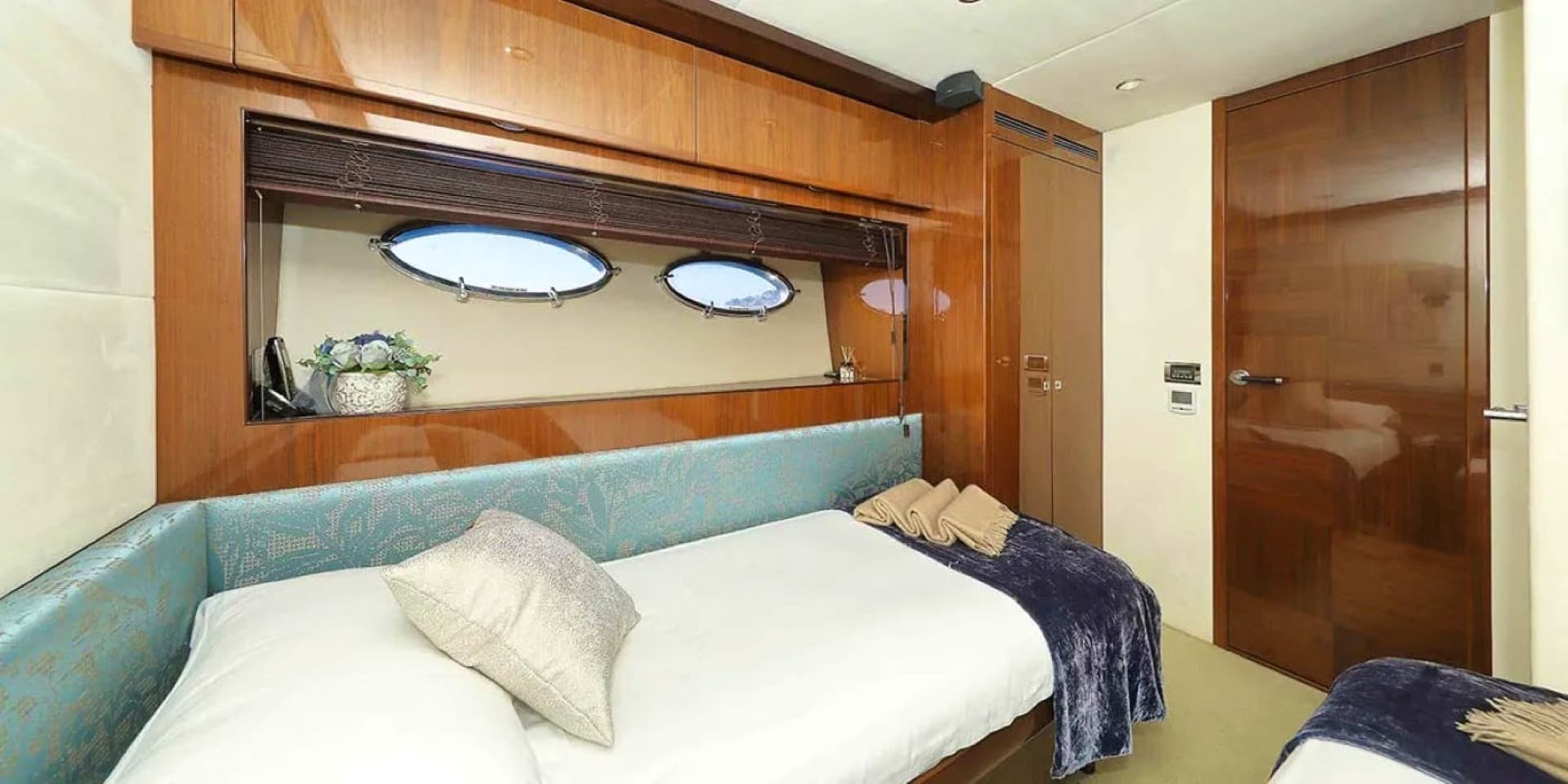 2011 Princess Yachts Princess V85 — photo 12