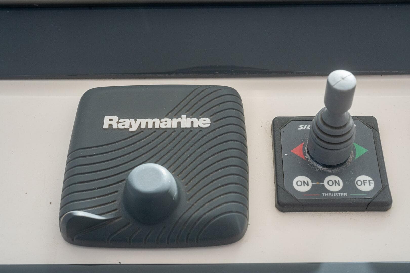 2005 Cabo 40 Express — photo 26