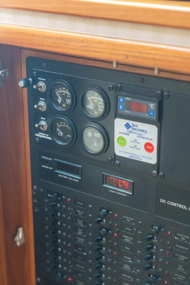 2005 Cabo 40 Express — photo 34