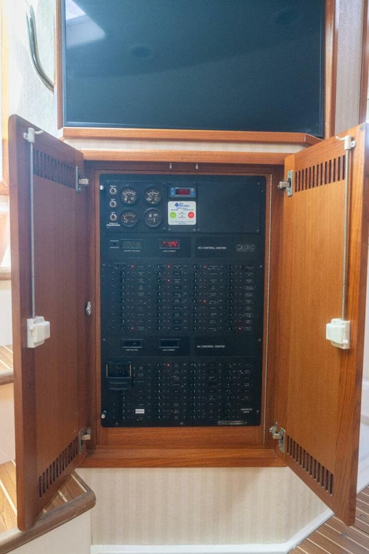 2005 Cabo 40 Express — photo 33