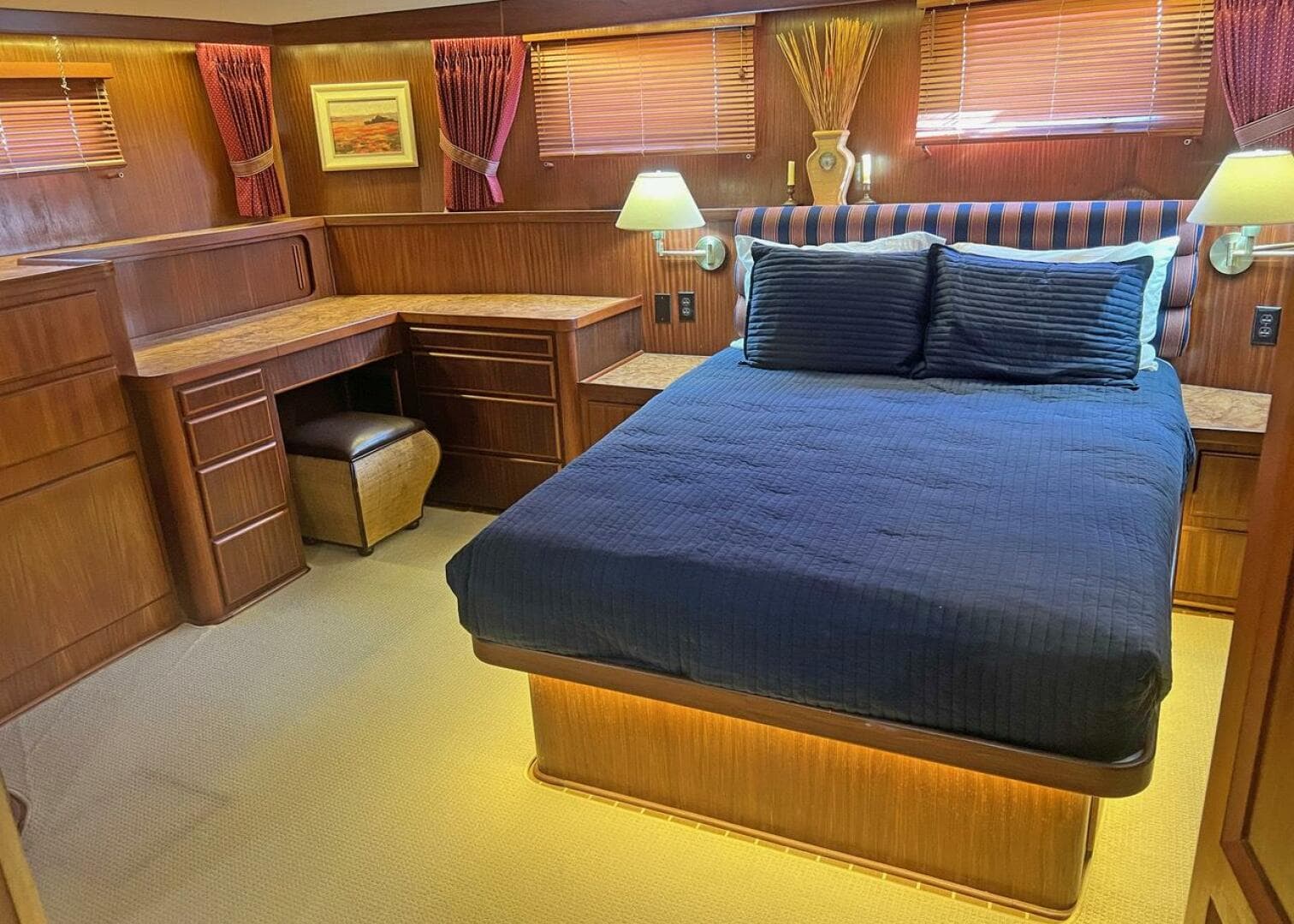 1985 Hatteras Motor Yacht — photo 36