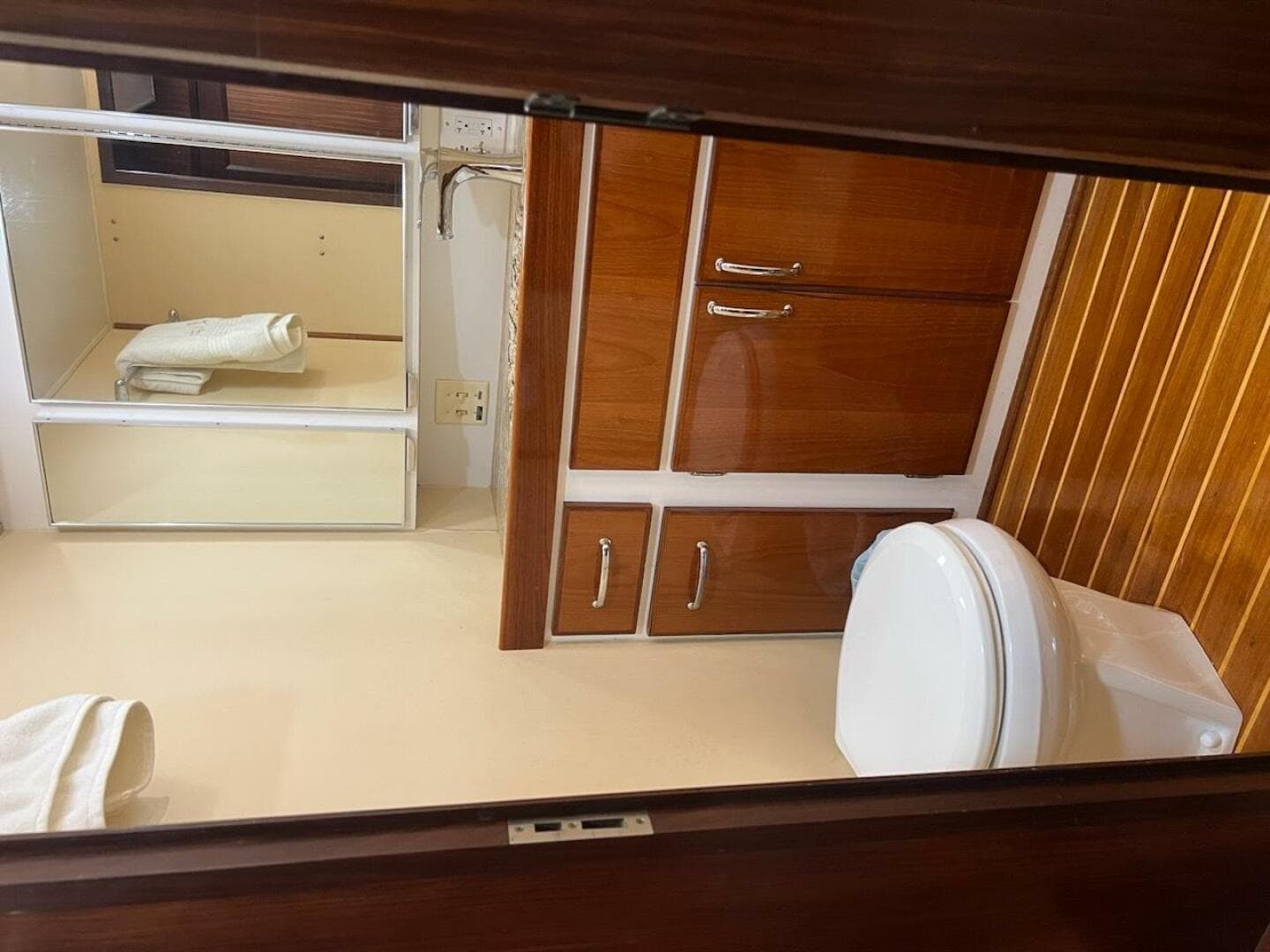 1985 Hatteras Motor Yacht — photo 11