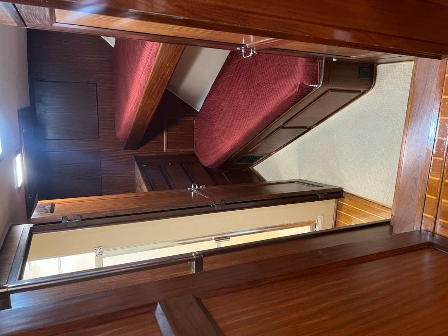 1985 Hatteras Motor Yacht — photo 12