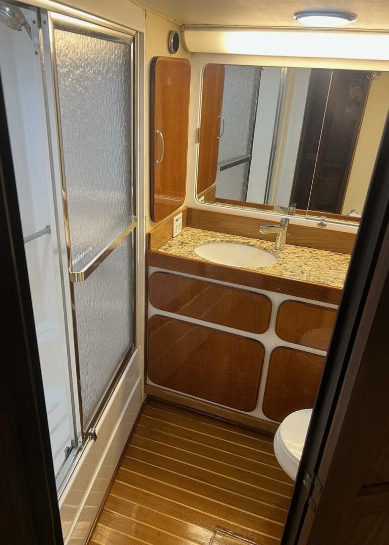 1985 Hatteras Motor Yacht — photo 39