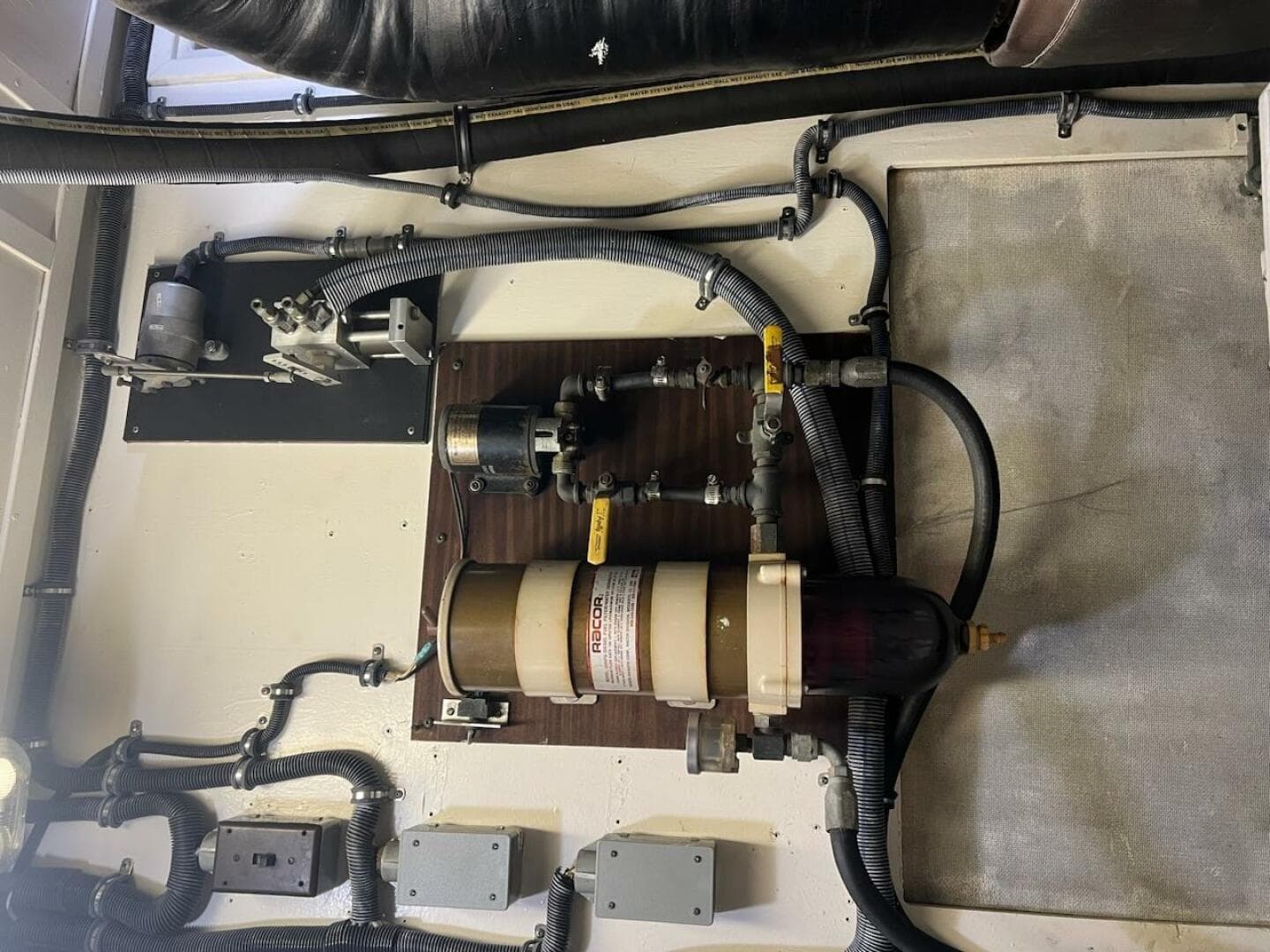 1985 Hatteras Motor Yacht — photo 18