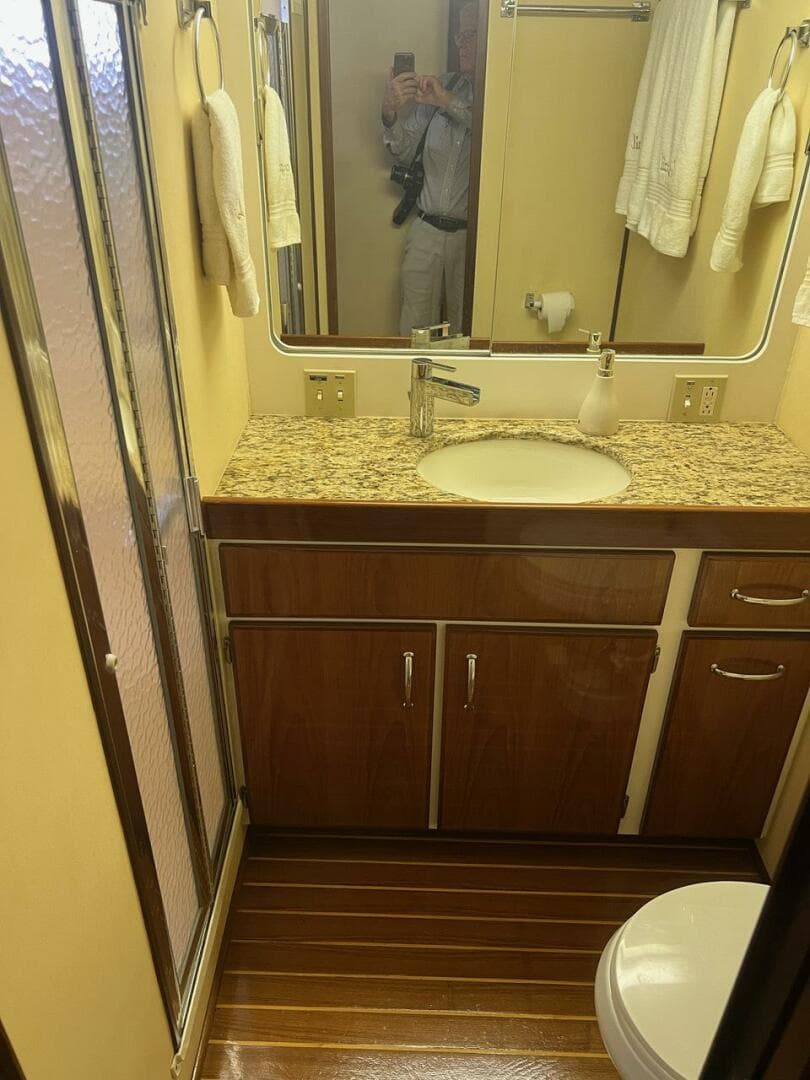 1985 Hatteras Motor Yacht — photo 25