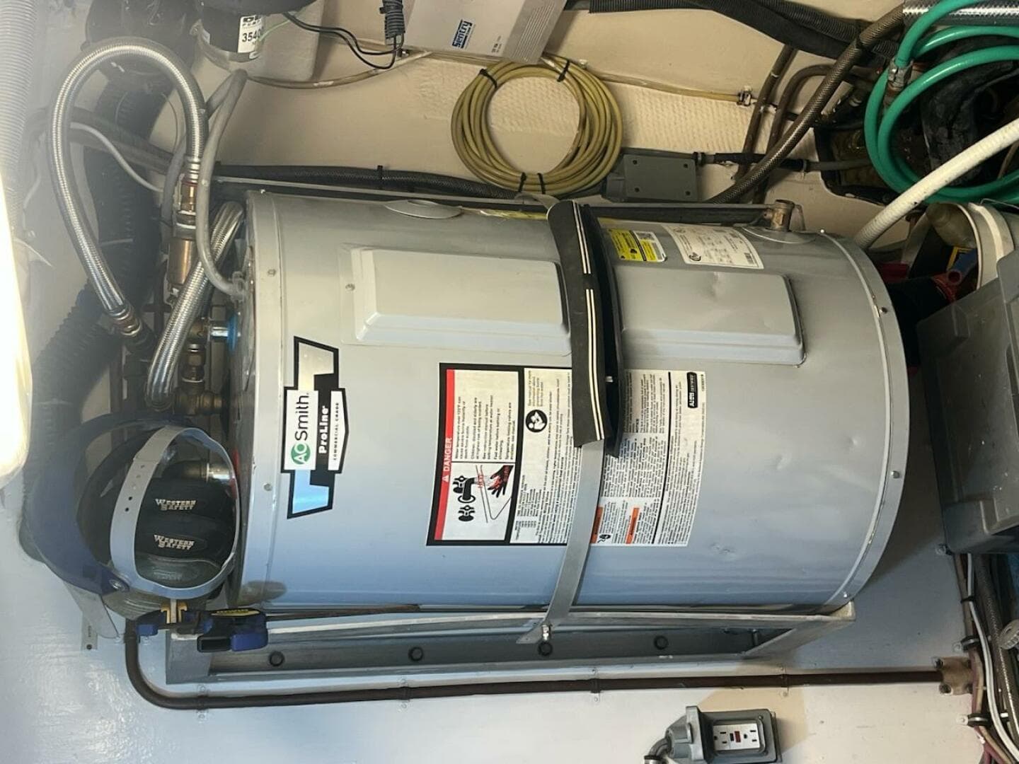 1985 Hatteras Motor Yacht — photo 29