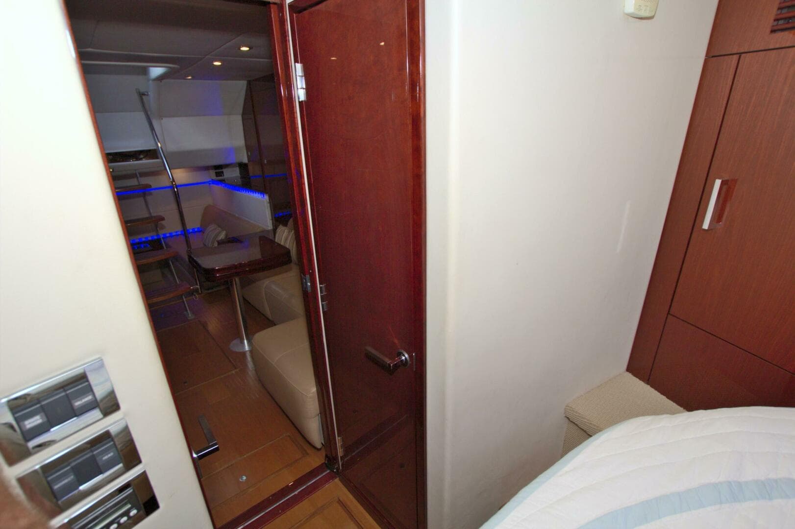 2013 Sea Ray 450 Sundancer — photo 40