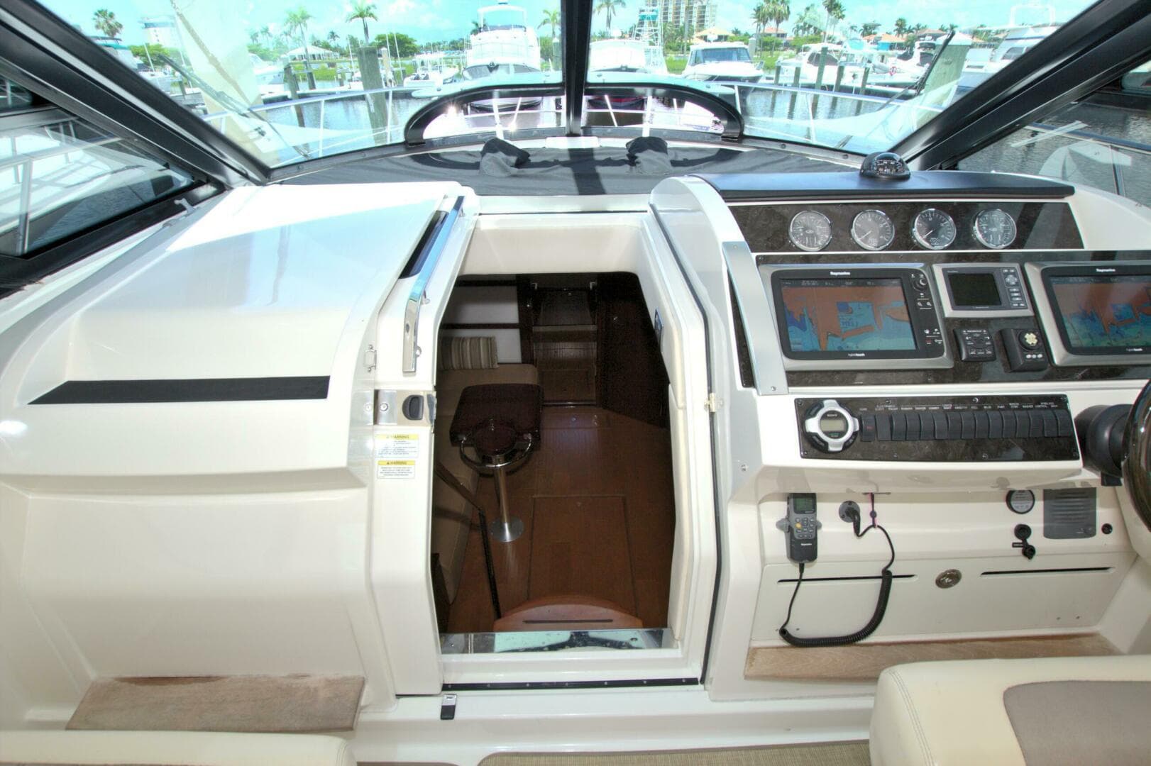 2013 Sea Ray 450 Sundancer — photo 28