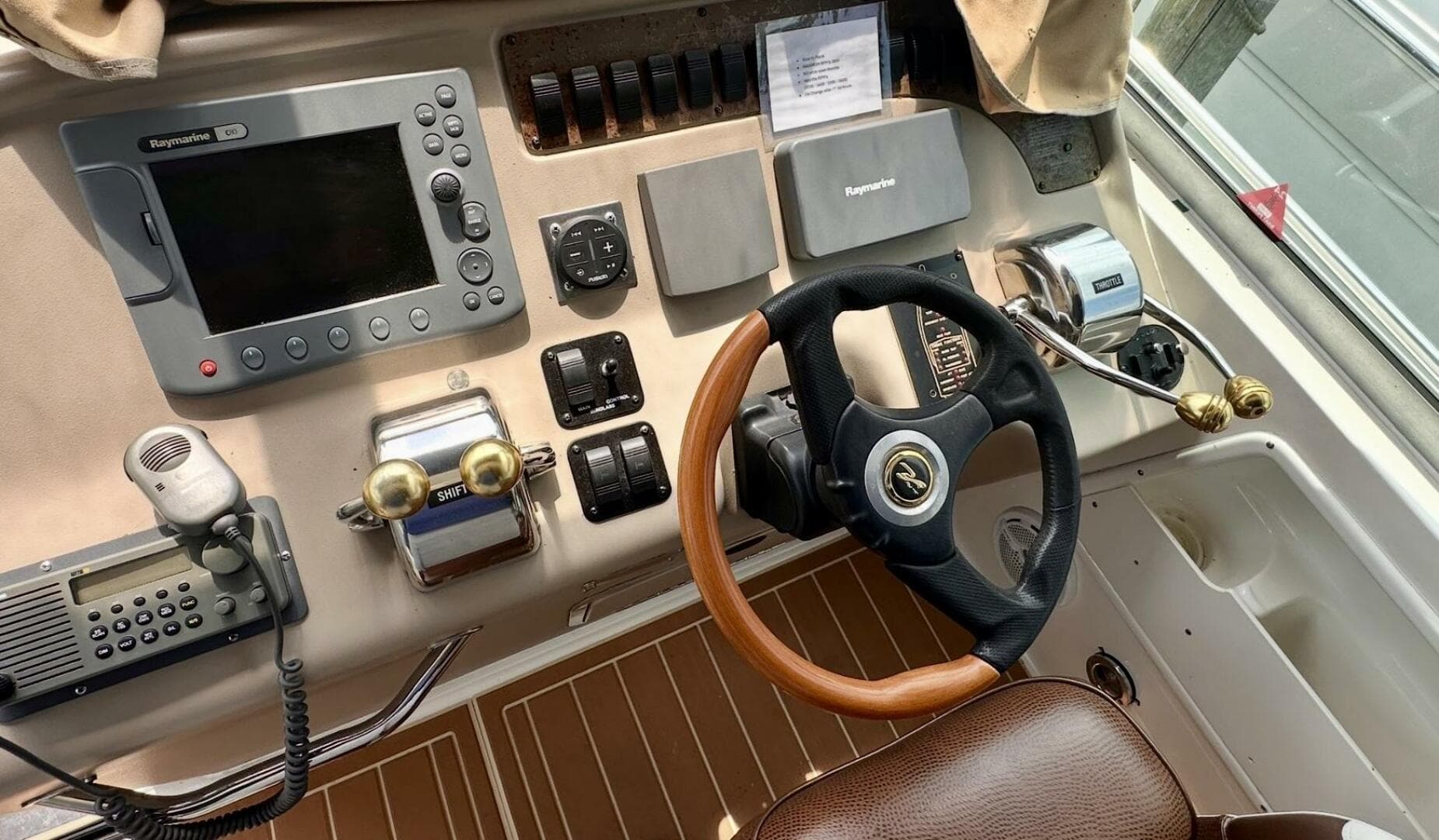 2001 Sea Ray 310 Sundancer — photo 9