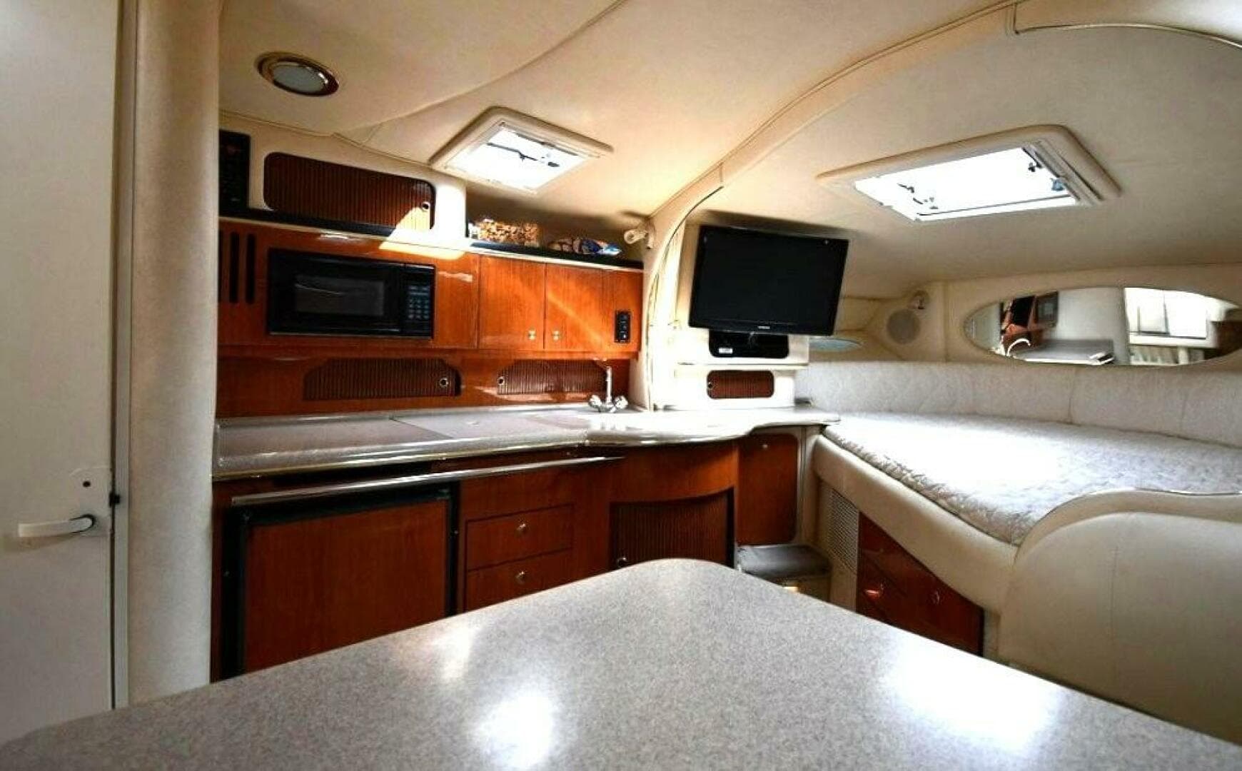 2001 Sea Ray 310 Sundancer — photo 19