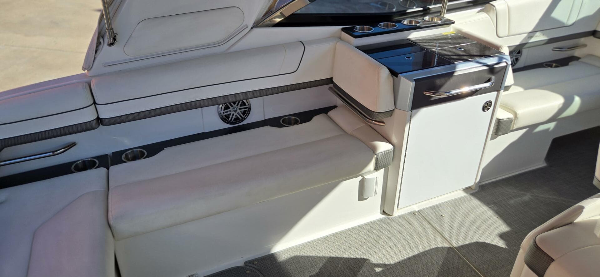 2016 Formula 330 Crossover Bowrider — photo 8