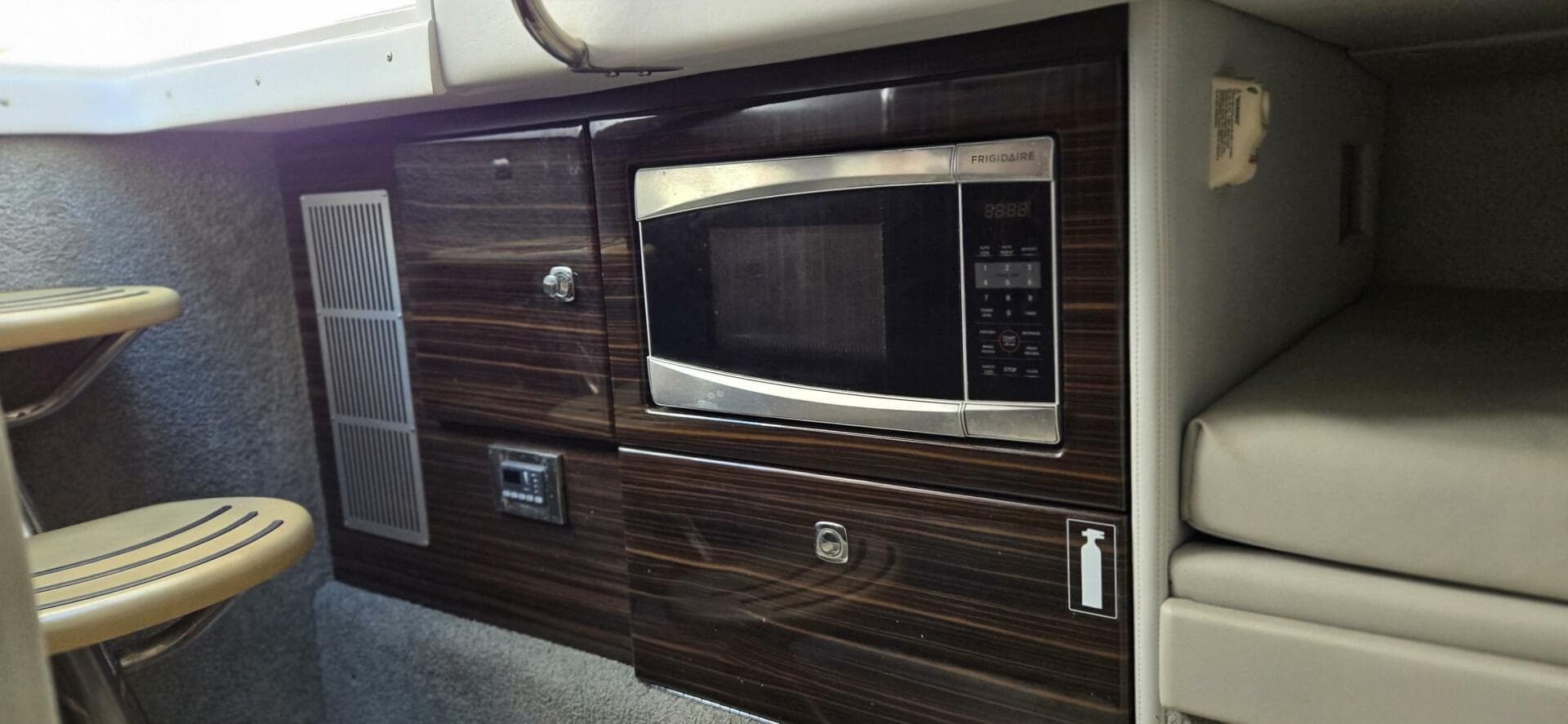 2016 Formula 330 Crossover Bowrider — photo 19