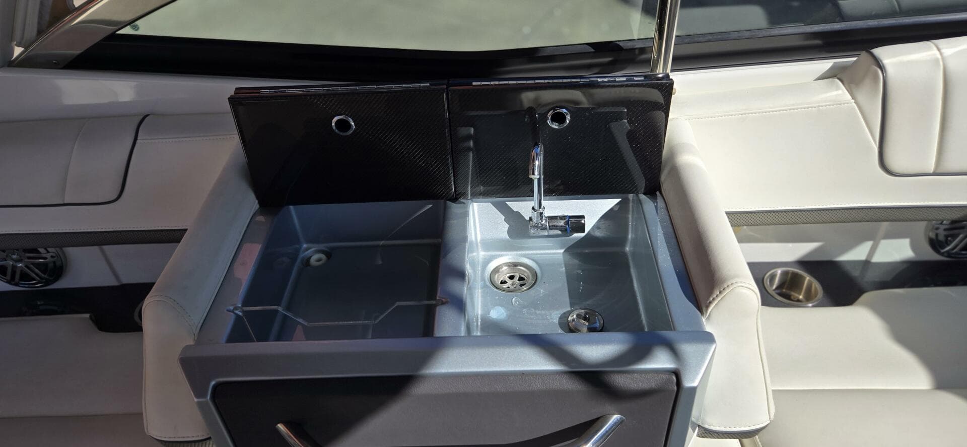 2016 Formula 330 Crossover Bowrider — photo 9