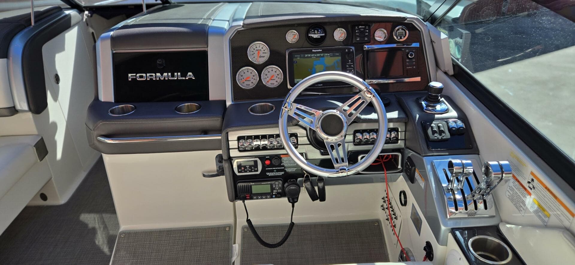 2016 Formula 330 Crossover Bowrider — photo 12