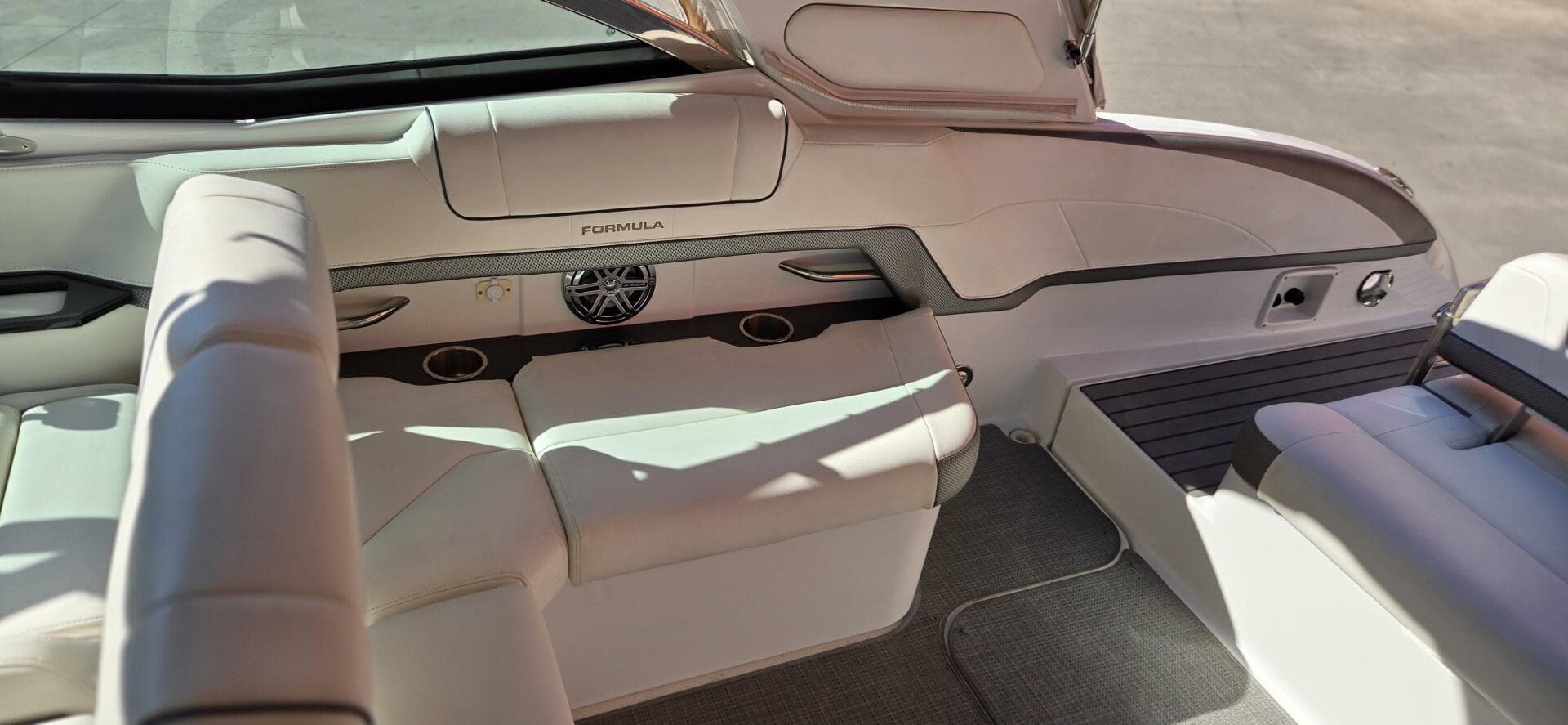 2016 Formula 330 Crossover Bowrider — photo 7