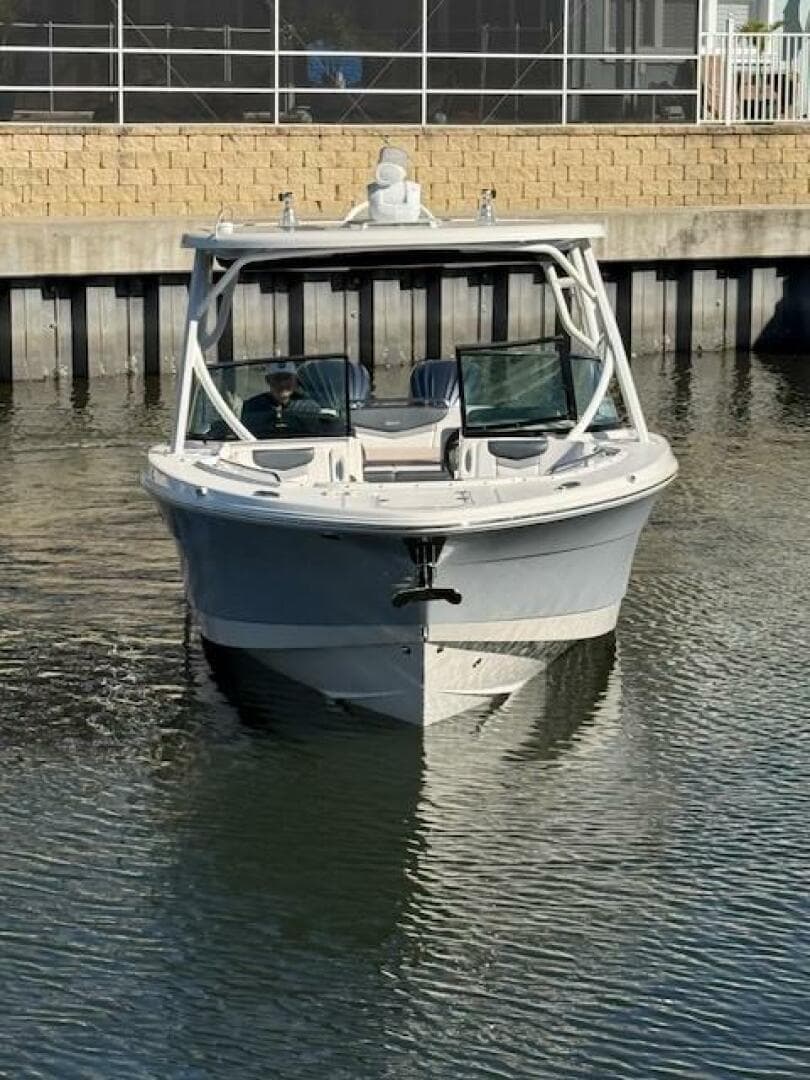 2021 Robalo R317 — photo 24