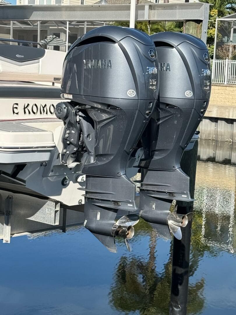 2021 Robalo R317 — photo 17