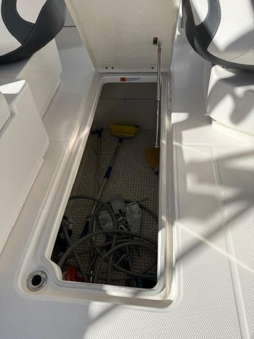 2021 Robalo R317 — photo 21