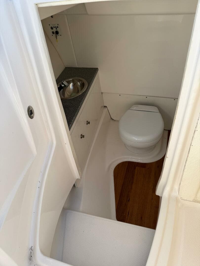 2021 Robalo R317 — photo 9