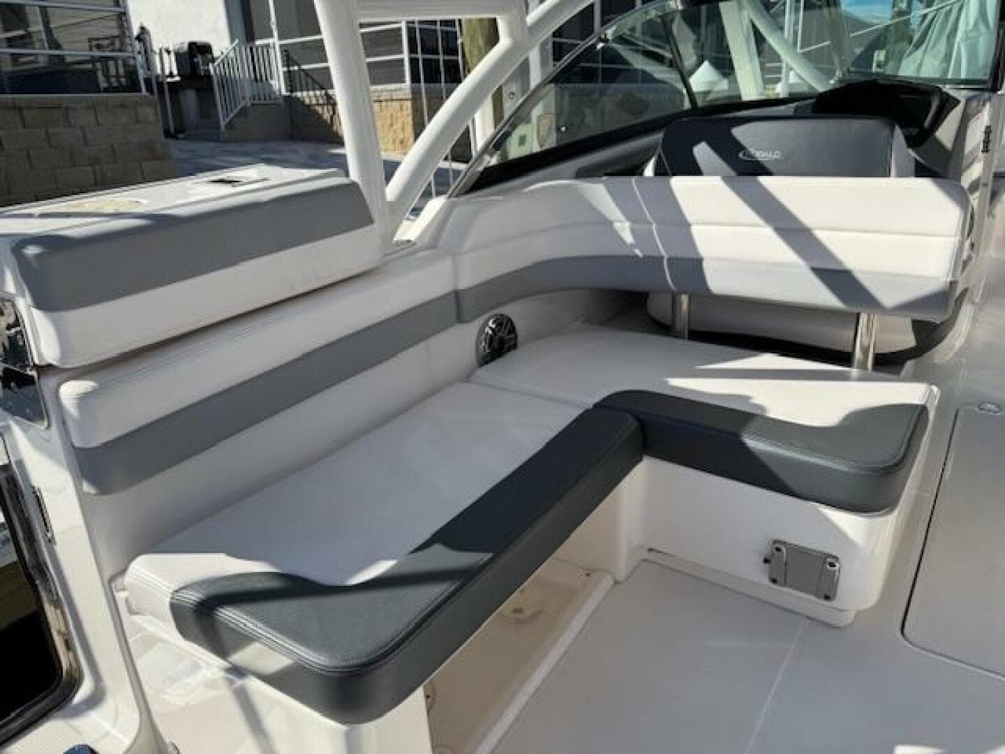 2021 Robalo R317 — photo 3