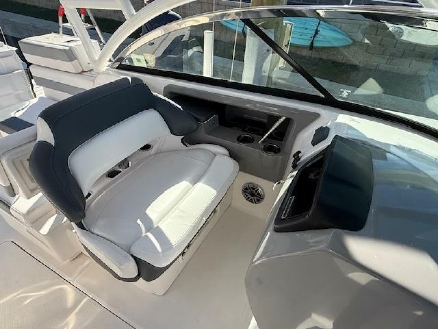 2021 Robalo R317 — photo 5