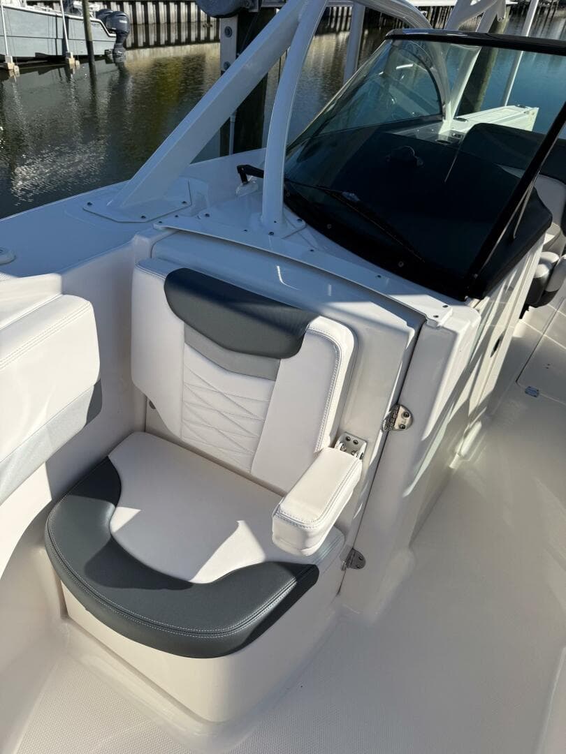 2021 Robalo R317 — photo 6