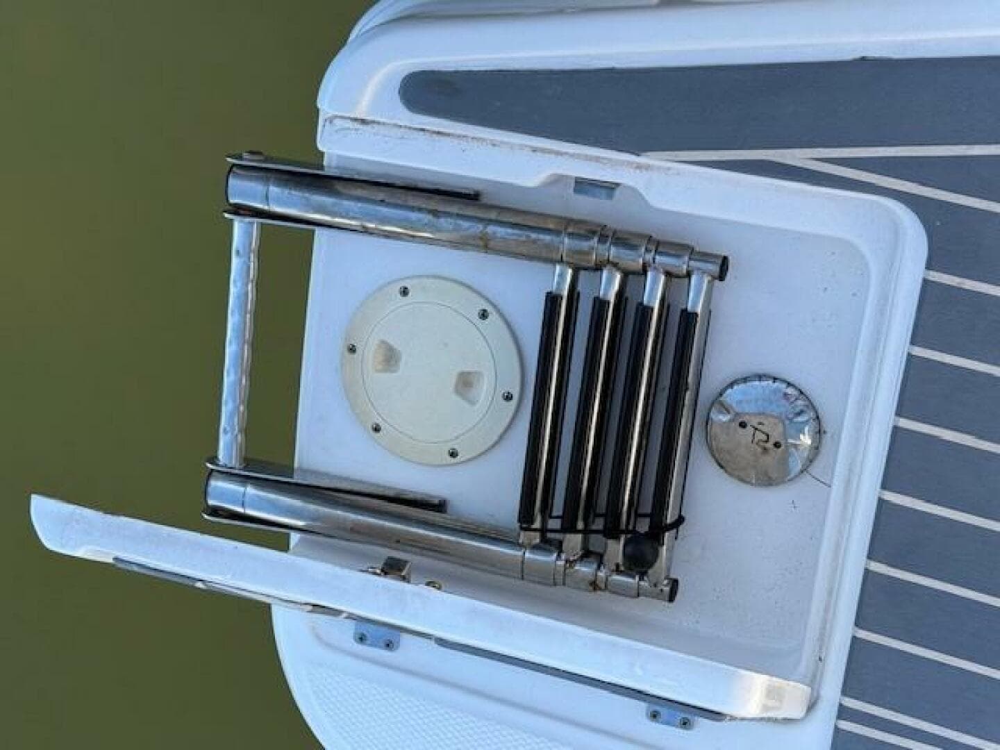 2021 Robalo R317 — photo 14